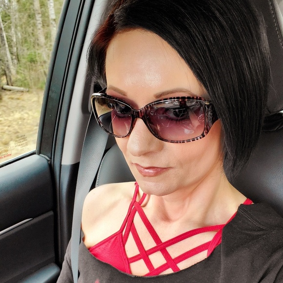 Meet your Posher, Jessica - Picture 2 of 2